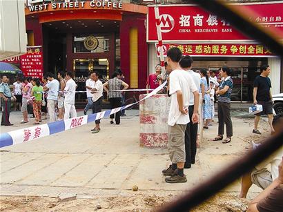 湖北宜昌警方接到举报两大超市内有炸弹(图)