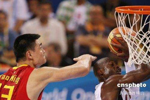 图:北京奥运会中美男篮大战 姚明盖帽