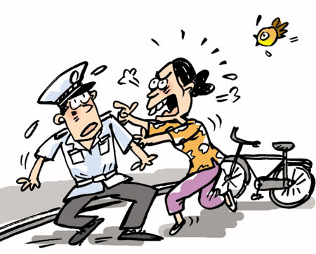 违章骑车女子辱骂执勤交警被拘15天_新闻中心_新浪网