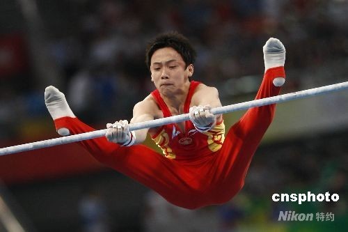 图:邹凯夺得奥运会体操男子单杠金牌