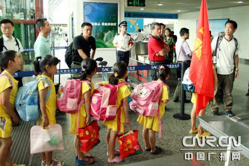 深圳航空公司免费承运73名羌寨儿童返回家乡