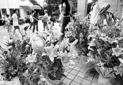 上海学生家长送礼之风愈演愈烈出境游列入清单