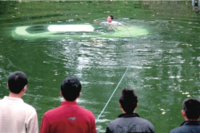 路人跳河救起落水司机