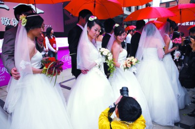 秋雨、玫瑰，沪新人首尝户外领证