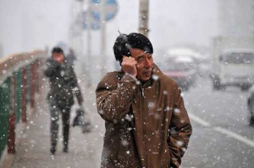哈尔滨迎入冬首场降雪气温一日骤降15℃