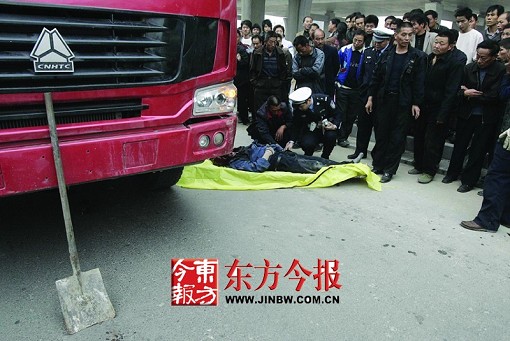 卡车拖人狂奔200米 男子当场身亡 被磨平半拉