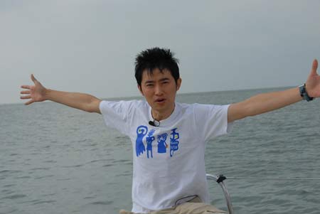 名誉船长任泉涉水登陆汕头南澳岛
