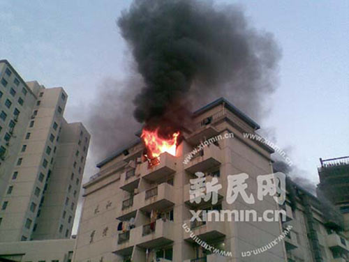 上海商学院宿舍起火4名女生6楼跳下身亡(图)