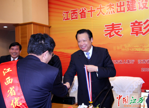 省委副书记,省长吴新雄为获奖者颁发奖牌.(江西网记者 邓小勇 摄)