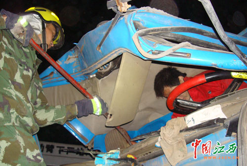 两车相撞司机被困 消防用切割机成功施救(图)