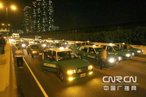 香港百余辆出租车在机场等地罢驶(图)