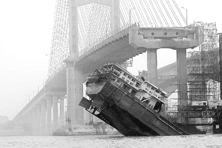 是“船撞桥塌”还是“桥塌压船”