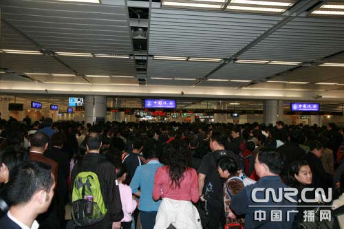 深圳湾口岸迎来内地旅客赴港购物高峰