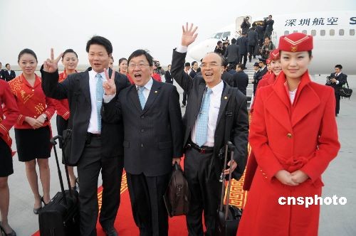 深圳台商会长激动搭首航班机:离家的路更近了