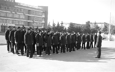 中牟400多名农民形象人接受军训