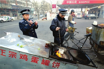 早点摊摆进加油站_新闻中心_新浪网