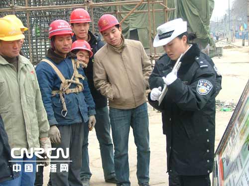 郑州交警走进工地宣传交通安全(图)