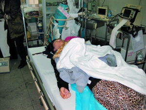 小区外墙脱落砸死上学女生