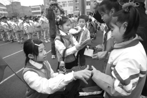 梁平小学升起天安门国旗断臂女孩用左手敬礼