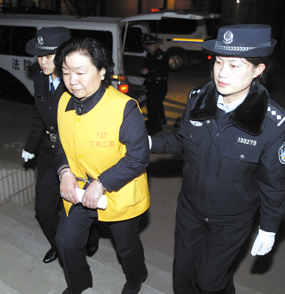 昨日清晨,法警将被告人田文华押解到法院,准备出庭受审 新华社