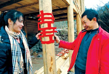 大年三十,在地震中各自失去了爱人的林兴聪和李芸香领取了结婚证.