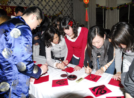 写春联剪年画 北京中学生赴意大利推广春节文化