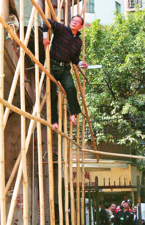 导致一名工人的头部轻伤一名业主拿着菜刀,将拆迁搭建在楼房外的竹架