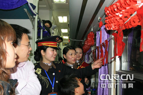 t8次列车:车厢里元宵佳节温情浓