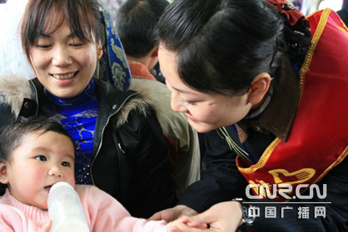 T8次列车:车厢里元宵佳节温情浓