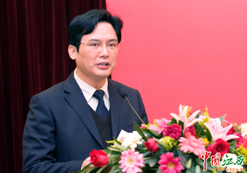 省财政厅副厅长王斌介绍江西省企业减免规费的六大政策措施.
