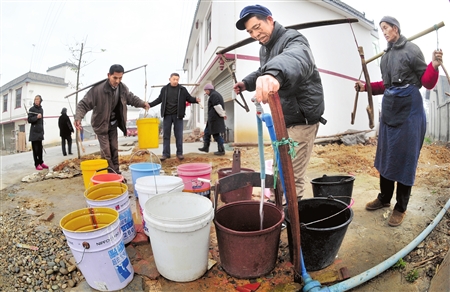 新家不通水挑水要跑400米