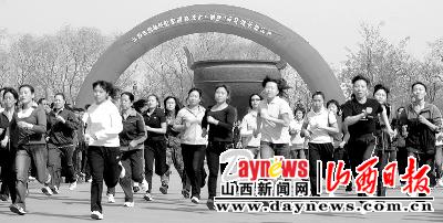 太原市举行创建杯环湖长跑比赛(图)