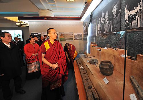 十一世班禅撰文:倍加珍惜民主改革的成果
