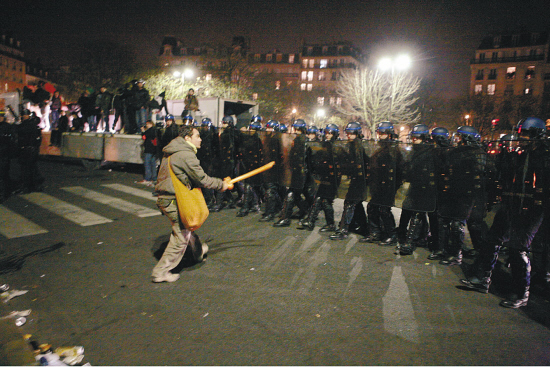 万人罢工全国骚乱法国各地都发生暴力事件