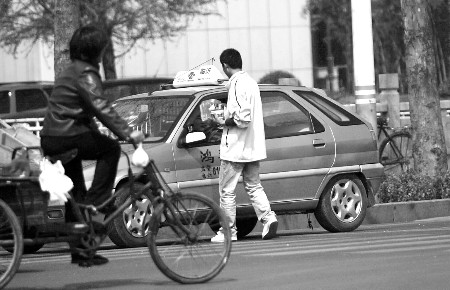 马路中央发传单,危险!