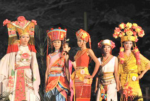 4月14日晚,参赛选手在展示少数民族服饰