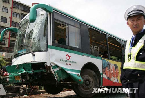 昆明公交车与轿车相撞后坠河续:1人死亡