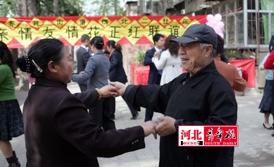 女儿替害羞母亲参加老年联谊会(图)