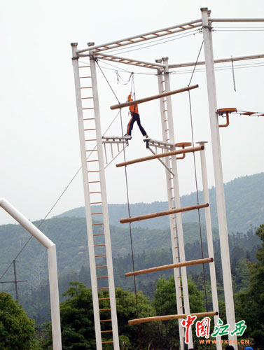 [视频]江西网员工野外拓展训练 8米高空过断桥