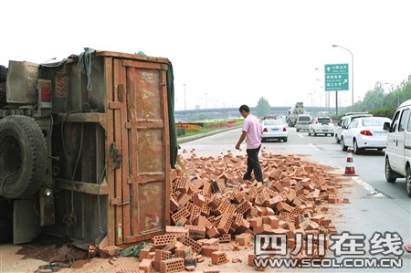 桥边侧翻满车红砖洒一地 桥上追尾整车钢管从天降