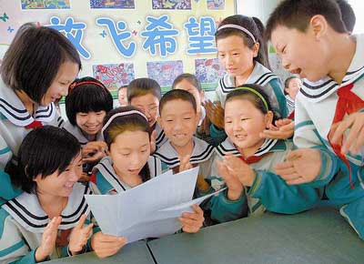 温家宝回信赞都江堰学生是最美丽花朵(图)