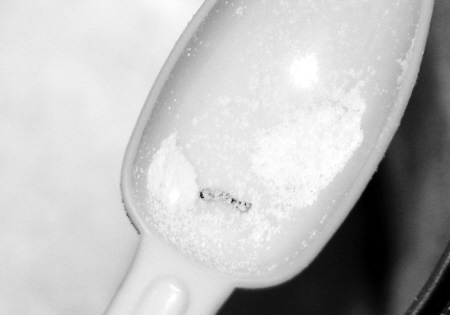 福清:明一奶粉里 钻出长约1.5厘米活虫
