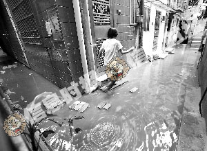 地下冒污水街坊出门要穿水鞋