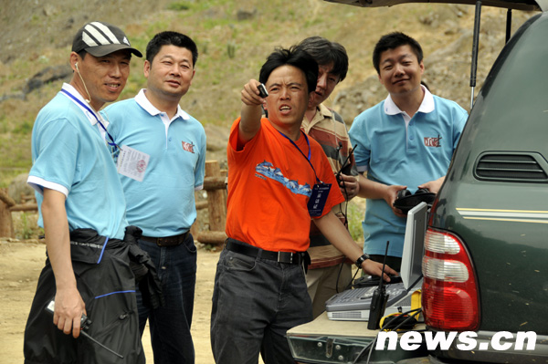 四川灾区紧张工作的新华社记者 [组图]