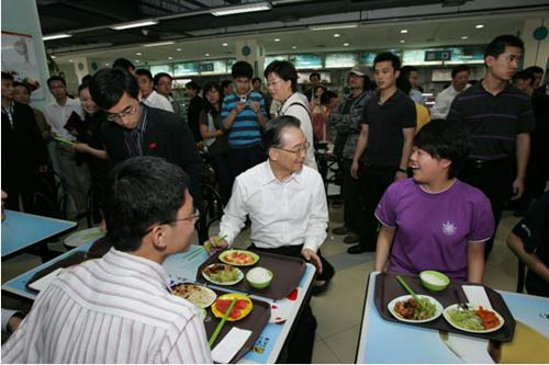 温家宝访清华大学食堂用餐花费4.7元(图)