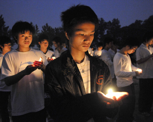 三峡电力职业学院灾区学生放飞孔明灯祭奠同胞