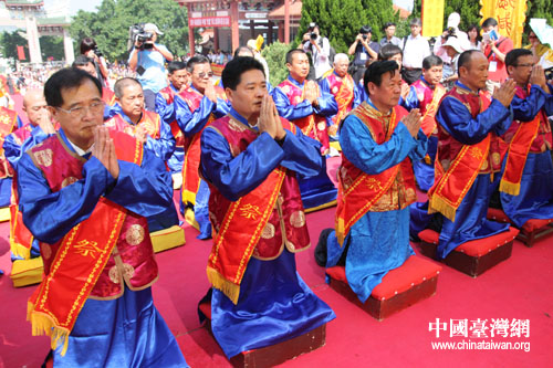 祭祀妈祖祈福大典在湄洲妈祖祖庙广场举行,图为主祭人行三拜九叩之