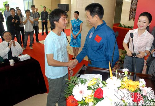 聂海胜与武汉大学枣阳藉学生握手(全部照片由曲思玮拍摄)