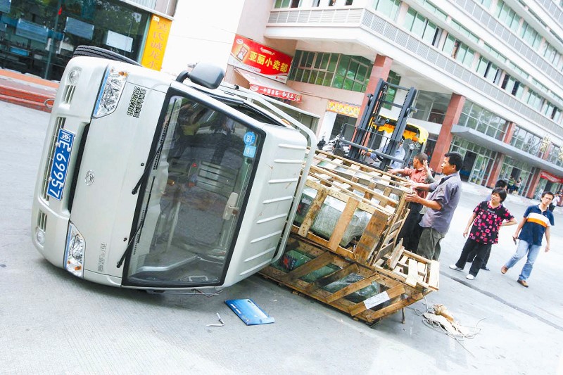 漳州:小货车载大家伙 一个踉跄侧翻在地