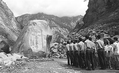 邱光华机组遇难一周年小学生诵诗缅怀图